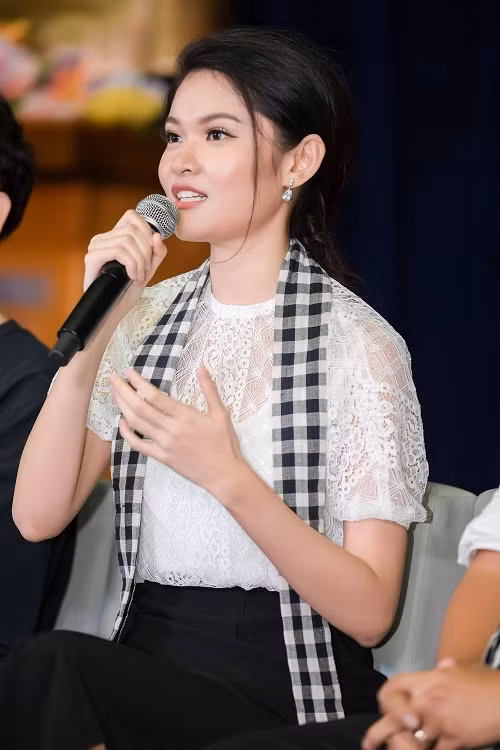 "Dù không dám xem lại những gì mình đã thể hiện nhưng Dung không bỏ cuộc, không trốn tránh mà tiếp tục tham gia nhiều sự kiện để rút kinh nghiệm. Đến giờ, Dung đã vượt qua được nỗi sợ ấy và Dung rất hạnh phúc khi khiến cuộc sống thay đổi theo hướng tích cực”, người đẹp bày tỏ.