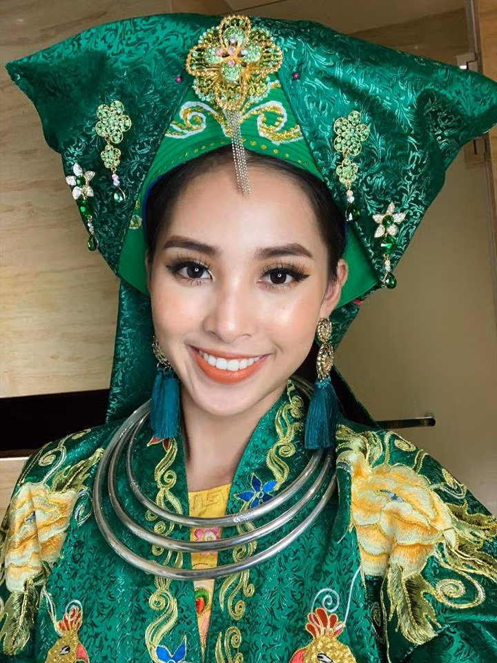Sắc xanh của miền rừng núi được thể hiện trên nền gấm có hoa văn tinh xảo sang trọng. Các họa tiết cỏ cây, hoa lá và chim công đang múa được thêu bằng chỉ ngũ sắc, chỉ vàng để tạo nên sắc màu rực rỡ, bắt mắt cho bộ trang phục.
