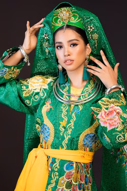 “Vy cảm thấy hơi tiếc vì phần đặc sắc nhất trong điệu múa chầu văn này là việc múa với lửa nhưng để đảm bảo an toàn, BTC đã hạn chế phần này”, Hoa hậu Tiểu Vy chia sẻ.