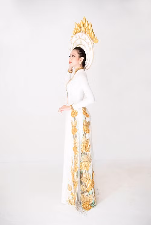 NTK Việt Hùng chia sẻ: “Hoa Sen vàng chiếu sáng lung linh được những người thợ thủ công cần mẫn đắp nối tạo hiệu ứng 3D cùng hàng trăm hạt pha lê kết bằng tay tỉ mỉ ngày đêm. Bộ trang phục với đầu đội khăn vấn kết hợp với trâm cài lược dắt như hình ảnh hoàng hậu ngày tấn phong ngôi vị, tất cả được truyền tải lên bộ quốc phục lần này, với hy vọng cô gái Thuỳ Tiên sẽ mang sắc vóc Việt Nam đến gần hơn với bạn bè thế giới”.