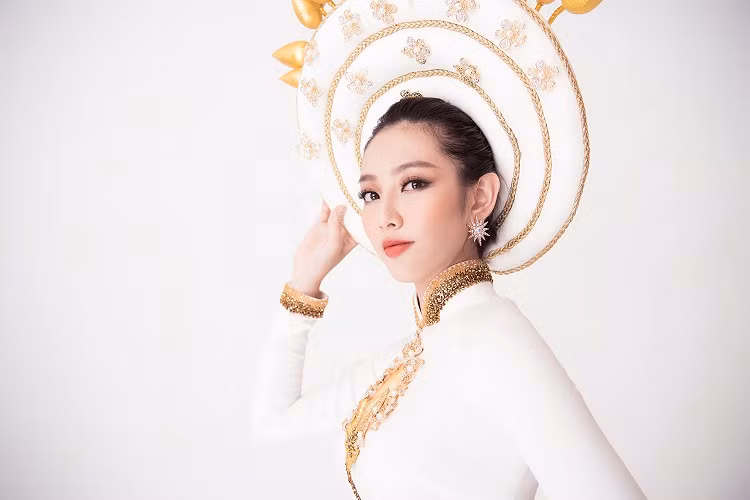 Cùng với phần thi bikini và dạ hội, phần thi quốc phục sẽ đồng loạt diễn ra vào ngày chung kết 9/11 tới đây.