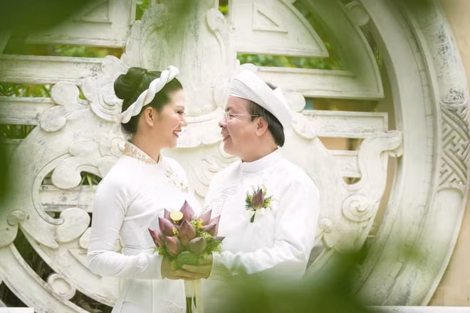 Nữ ca sĩ Đinh Hiền Anh được coi là nữ hoàng phòng trà Hà Nội một thời. Cô chia sẻ chuyện đám cưới một cách cởi mở: "Ông xã tôi là người hiểu biết, hiểu vợ, thương vợ và cũng đam mê thơ ca nên luôn luôn ủng hộ, động viên tôi trong sự nghiệp".