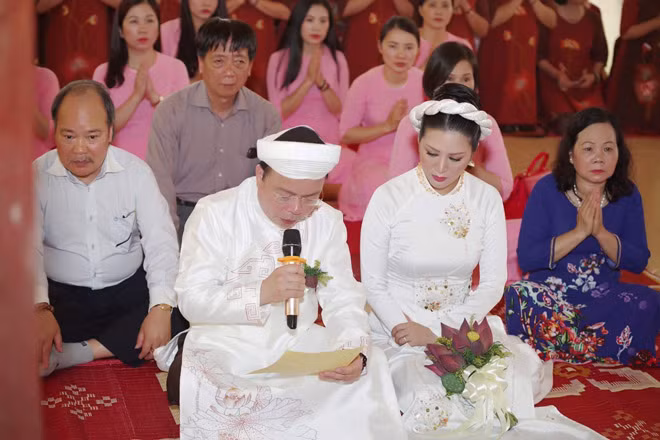 Đinh Hiền Anh khẳng định cô không lấy chuyện lấy chồng là Thứ trưởng Bộ Tài chính để PR tên tuổi hay sự nghiệp. Cô chia sẻ bản thân là người đơn giản, chỉ đi hát rồi về nhà với chồng con, ít khi tới nơi đông người.