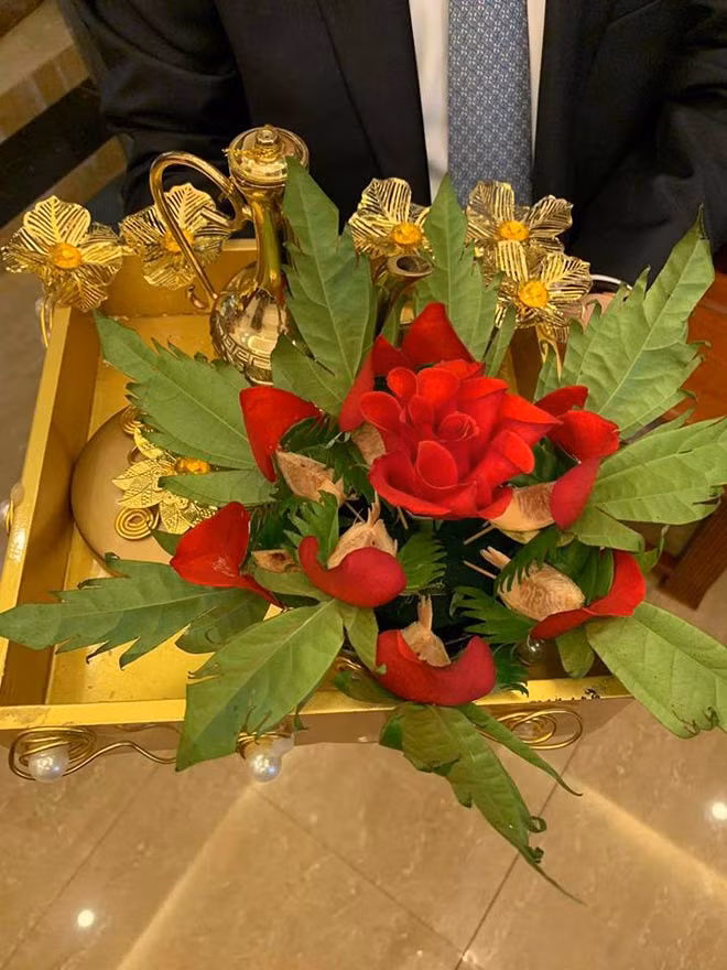 Trầu têm cánh phượng được đặt trong khay vàng cho thấy sự chú tâm tới ý nghĩa của ngày lễ ăn hỏi. Nữ ca sĩ Đinh Hiền Anh sinh năm 1978 và là ca sĩ theo dòng nhạc trữ tình.