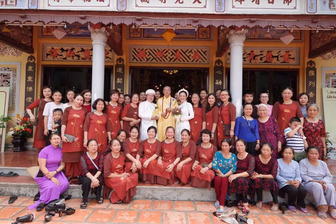 Rất đông bạn bè, người thân đã tới chúc phúc trong ngày lễ Hằng Thuận của nữ ca sĩ Đinh Hiền Anh và vị hôn phu.