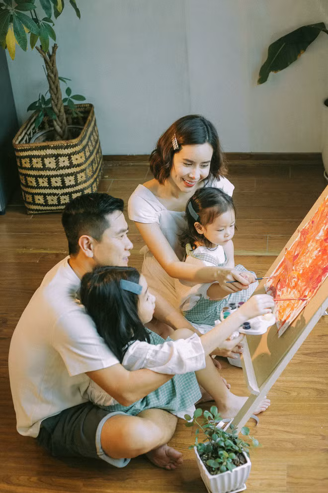 Đây là lần đầu tiên, cặp đôi nổi tiếng của làng giải trí thoải mái chia sẻ cuộc sống riêng tư và hình ảnh con gái như vậy.
