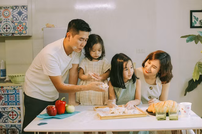 Hai cô con gái của vợ chồng Hồ Hoài Anh đều sở hữu nét xinh xắn, đáng yêu.