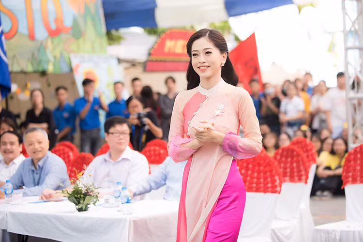 Sự xuất hiện của Á hậu 1 Hoa hậu Việt Nam 2018 thu hút sự chú ý của thầy cô, các bạn sinh viên trong trường.