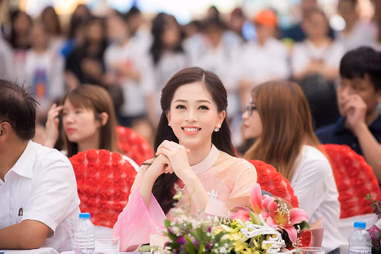  Hình ảnh Bùi Phương Nga tươi rói tại buổi về thăm trường.