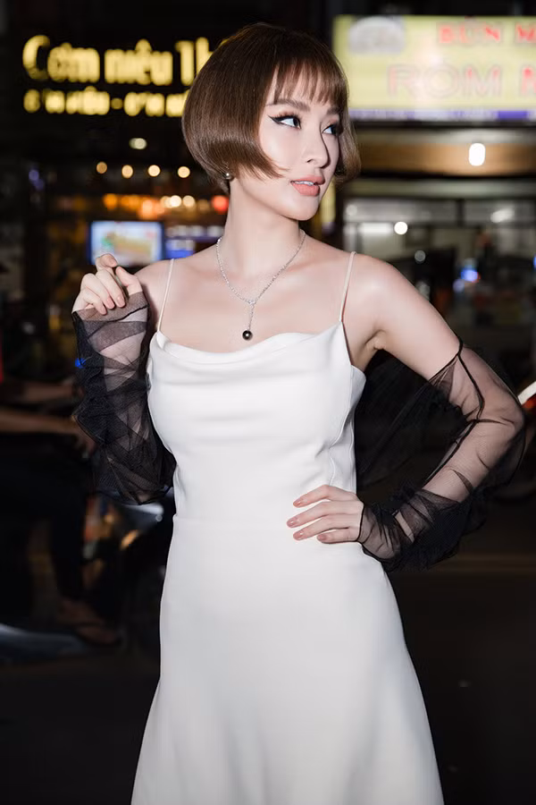 Angela Phương Trinh xứng danh "Nữ hoàng thảm đỏ" với mái tóc ngắn lạ lẫm cùng phong cách trang điểm mang màu sắc cổ điển, sang trọng.