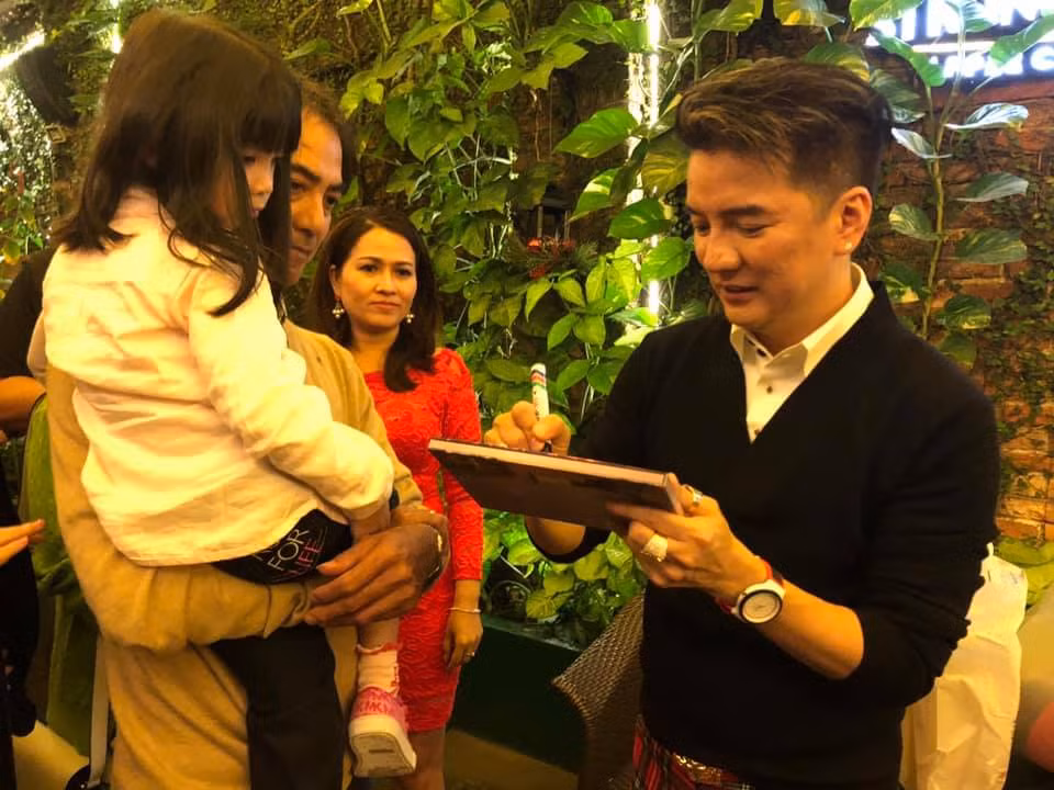 Dam Vinh Hung len tieng viec fan nhay tu tang 2 xuong dat
