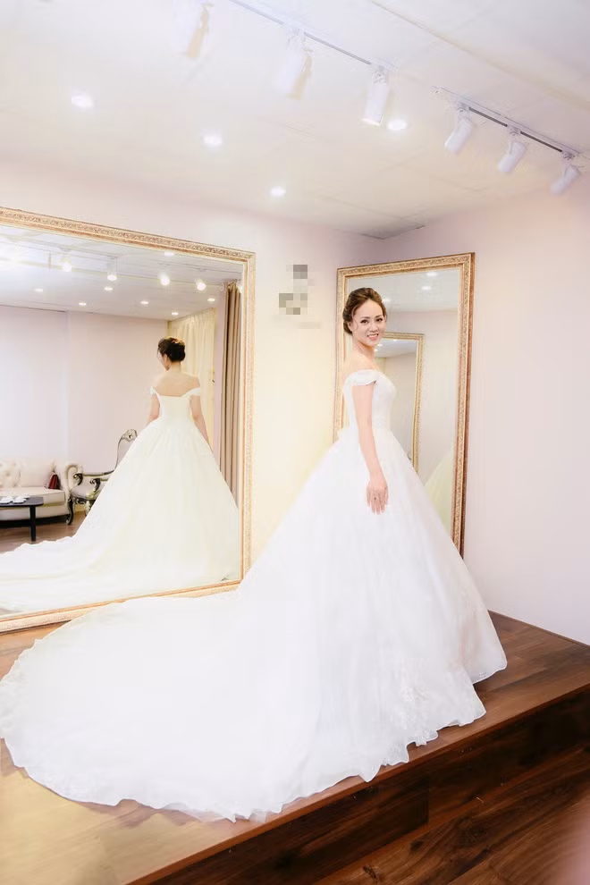 Cô bạn gái kém 15 tuổi của nghệ sĩ Công Lý dịu dàng thướt tha với chiếc váy cưới được thiết kế tinh tế.