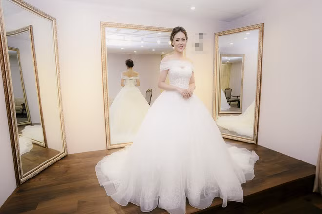 Khi được hỏi về chuyện cưới xin, Ngọc Hà và Công Lý đều khéo léo từ chối trả lời. Tuy nhiên, loạt ảnh cô dâu xinh đẹp này khiến nhiều người tin tưởng cả hai sẽ sớm báo tin vui.
