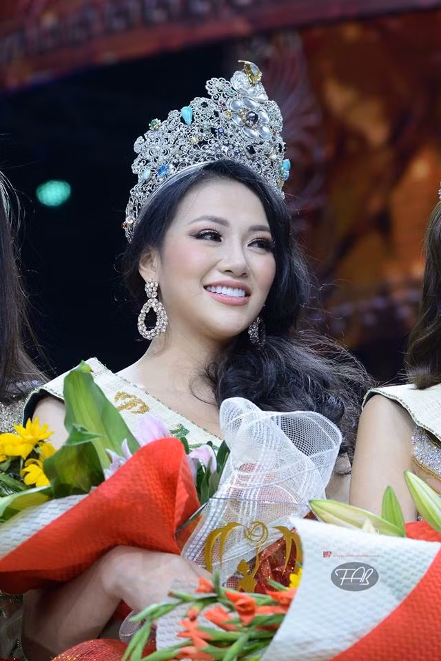 Tân Hoa hậu Trái đất Nguyễn Phương Khánh không quên gửi lời cảm ơn ê-kíp, những người đã hỗ trợ cô trong suốt hành trình tham gia cuộc thi và fan đã nhiệt tình ủng hộ. Ảnh: FBNV