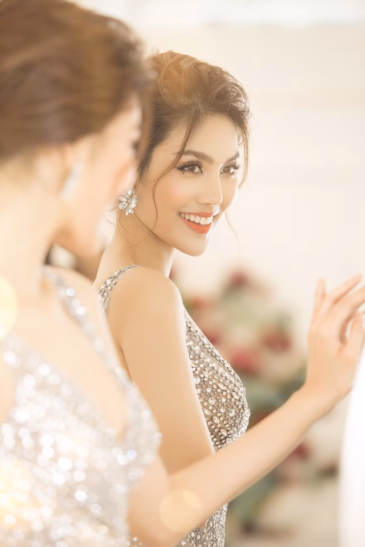 Đám cưới là ngày quan trọng nhất trong cuộc đời của mỗi cô gái, do đó chú rể John Tuấn Nguyễn "yêu cầu" cô dâu phải tìm được bộ váy mà cô ưng ý nhất, lộng lẫy nhất. Và cô dâu, thậm chí còn làm nhiều hơn thế...