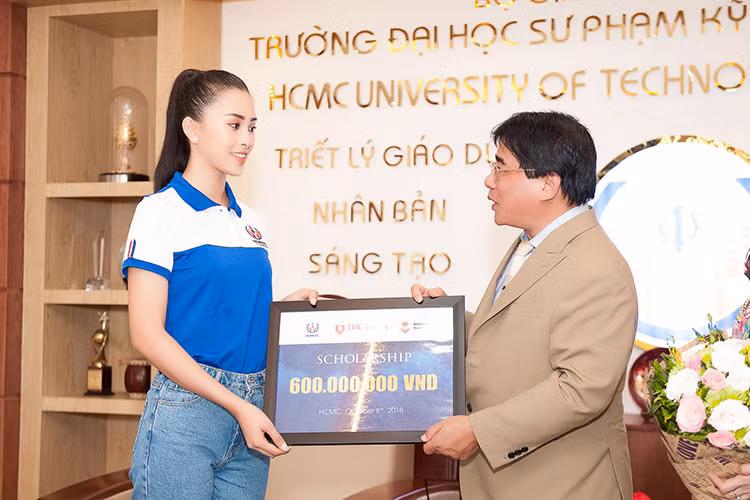 Để khích lệ thành tích của Hoa hậu Trần Tiểu Vy, đại diện Trường Đại học Sư phạm kỹ thuật TP.HCM, ông Đỗ Văn Dũng - Hiệu trưởng nhà trường đã trao tặng cho Tiểu Vy học bổng trị giá 600 triệu.