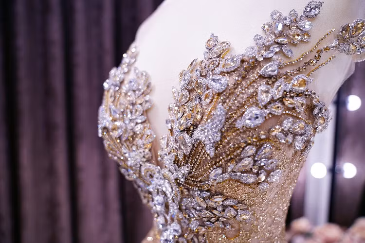 Chiếc đầm dạ hội mà Phương Nga mang đến đêm chung kết Miss Grand International 2018 được lấy ý tưởng từ đôi cánh kết hợp biểu tượng hạt ngọc vàng - cây lúa chín của Việt Nam.