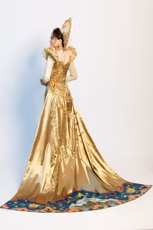 Trước phần thi trình diễn trang phục dân tộc diễn ra vào ngày 12/10 tới, Phương Nga cho biết, cô khá hồi hộp khi lần đầu tiên được mặc quốc phục để giới thiệu tới khán giả trên khắp thế giới.