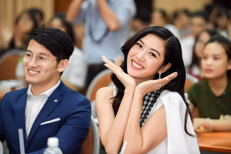 Nàng á hậu diện trang phục tông trắng xuất hiện với thần thái rạng rỡ.