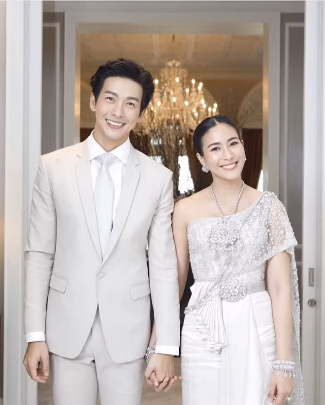 Ngày 16/11, lễ cưới của hai ngôi sao đình đám trong showbiz Thái Lan là Push Puttichai và Jooy Warattaya được tổ chức tại một khách sạn sang trọng ở Bangkok. Đây là sự kiện rất được khán giả trông đợi kể từ hai ngôi sao công khai đính hôn.