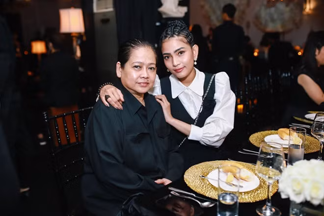 Á hậu Trương Thị May và mẹ.