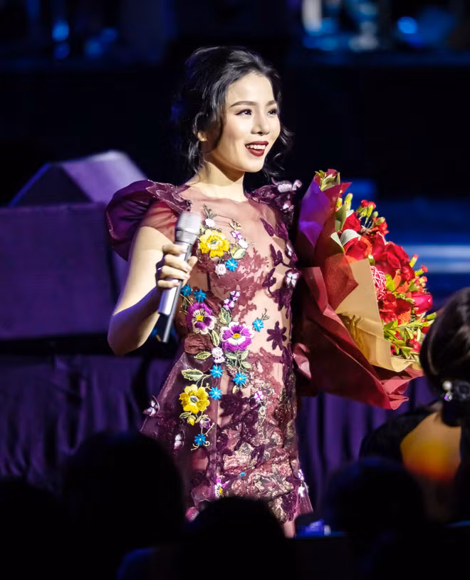 Nữ ca sĩ cũng chứng tỏ sức khoẻ của mình đã hồi phục hoàn toàn khi hát live gần 30 tiết mục suốt hơn 2 tiếng. Thậm chí, giọng ca “Để nhớ một thời ta đã yêu” còn khiến người xem không thể rời mắt khi diện váy xuyên thấu, khoe vẻ gợi cảm, xinh đẹp trước hàng nghìn khán giả.