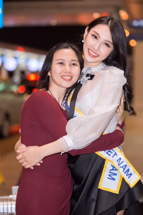 Mẹ Thùy Tiên ôm chặt cô con gái cưng.