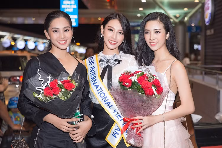 Ngoài bạn bè, ê-kíp, Hoa hậu Tiểu Vy và Á hậu Thúy An cũng có mặt tại sân bay để cổ vũ tinh thần cho cô bạn thân thiết của mình.