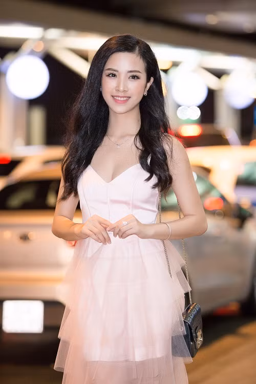 Người đẹp dành lời chúc thành công đến Thùy Tiên đi thi Hoa hậu Quốc tế.