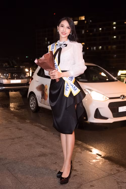 Hoa hau Tieu Vy ra san bay tien Thuy Tien di thi Miss International