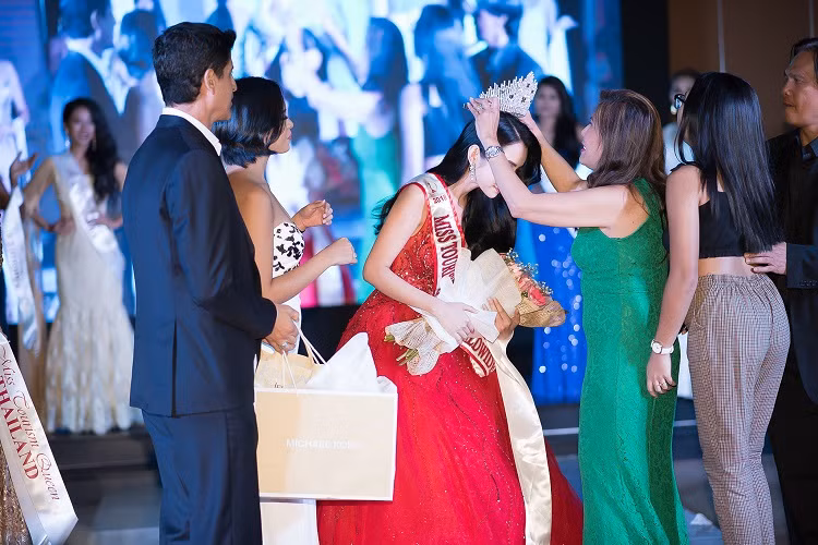 Huynh Vy bat ngo dang quang Miss Tourism Queen Worldwide 2018-Hinh-2