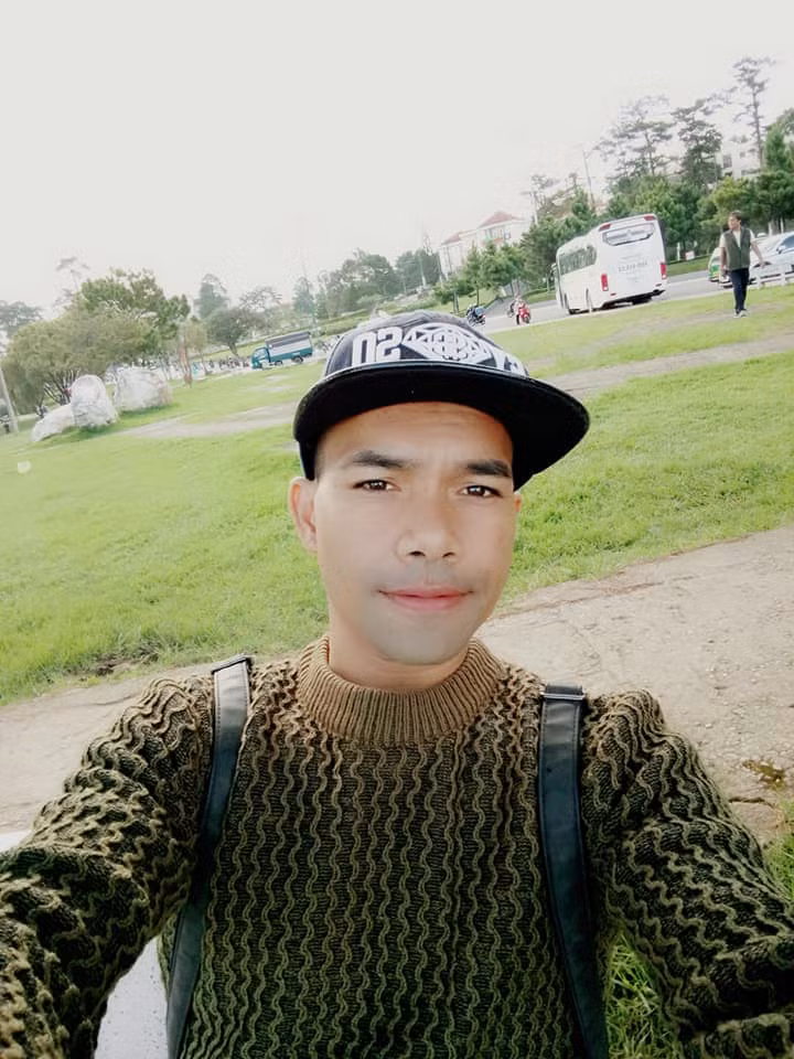 Giải thích cho lỗi vi phạm giao thông, Ya Suy phân trần: "Khi chạy xe từ nhà, tôi đã luôn tự nhắc mình phải đi đúng tốc độ. Thế nhưng đến lúc về gặp đoạn đường đó dốc nên tôi đẩy số hơi nhanh, đúng chỗ mấy anh cảnh sát đứng nên bị tuýt còi".
