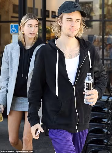 Thời gian gần đây, Justin Bieber liên tục xuất hiện trong tình trạng buồn bã. Nguyên nhân được cho là anh cảm thấy suy sụp khi Selena Gomez phải vào cơ sở tâm thần chữa trị các chứng bệnh tâm lý.