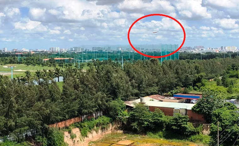 Đứng ngay vị trí dự án, có thể thấy rất gần những chuyến bay tại Tân Sơn Nhất cất, hạ cánh. Ảnh: Vũ Sơn.