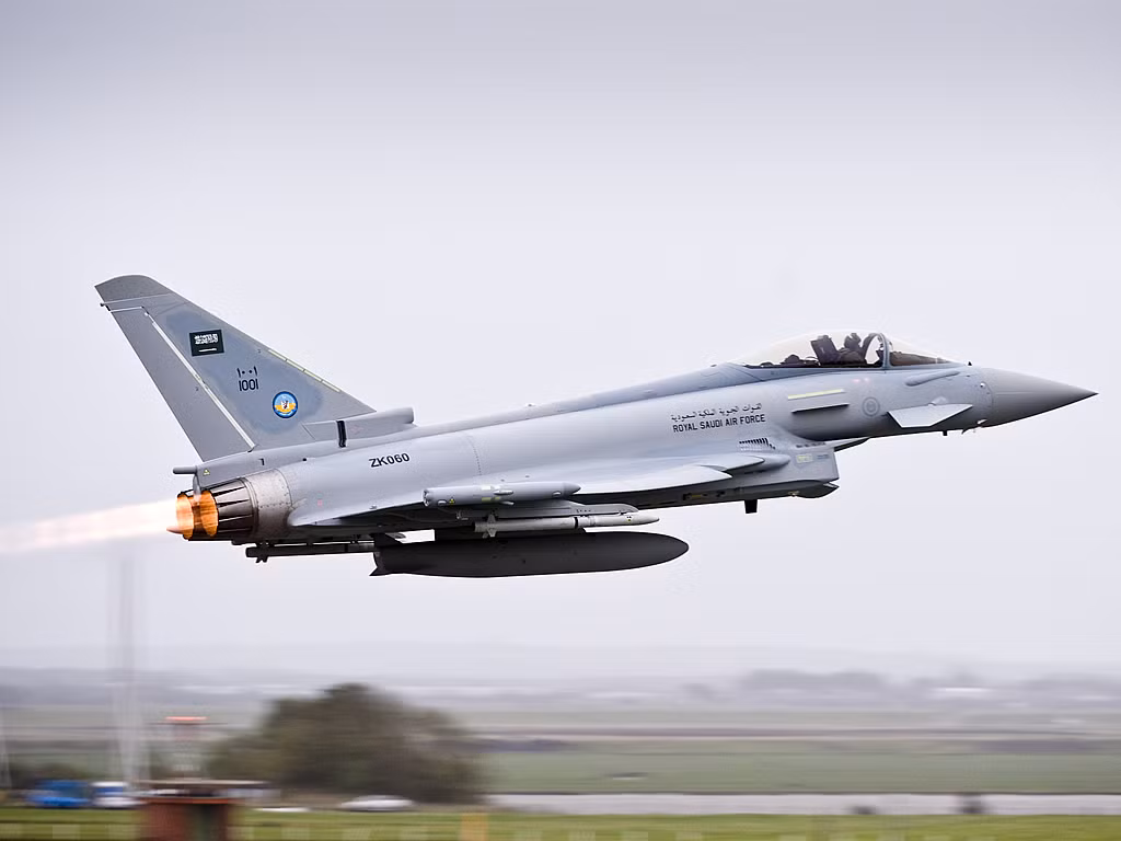 Không chỉ F-15, RSAF còn có tiêm kích thế hệ 4 Typhoon mạnh nhất Tây Âu và máy bay cường kích Tornado IDS. Ước tính RSAF có quân số 81.000 người (nhưng chỉ có 63.000 người làm việc toàn thời gian, còn 18.000 người dự bị), trang bị 856 máy bay các loại (chiếm một nửa là máy bay chiến đấu). Nguồn ảnh: Wikipedia