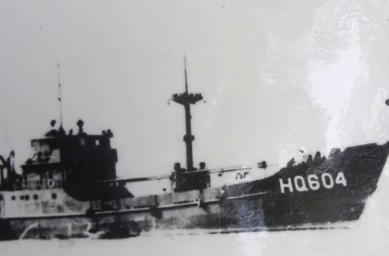 6h ngày 14/3, Trung Quốc cho thuyền nhôm đổ bộ quân lên đảo Gạc Ma rồi tiến vào giật cờ của ta. Để bảo vệ cờ, quân ta đã chống trả quyết liệt nhưng địch đông nên 2 chiến sĩ đã hy sinh. Không uy hiếp được quân ta rút khỏi đảo, 7h30 phút ngày 14/3, đối phương dùng pháo bắn chìm tàu HQ-604 (ảnh) của ta.