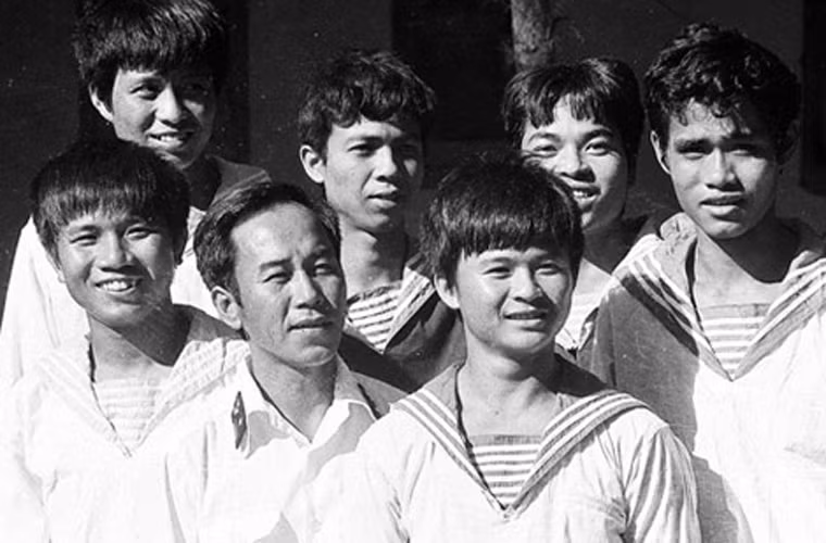 Khi phát hiện tàu HQ-604 ở hướng Gạc Ma bị địch bắn chìm, thuyền trưởng tàu HQ-505 Vũ Huy Lễ đã ra lệnh nhổ neo cho tàu ủi bãi. Phát hiện tàu HQ-505 cơ động lên bãi, tàu chiến Trung Quốc quay sang tấn công dữ dội. Bất chấp hiểm nguy, tàu HQ-505 đã chạy hết tốc độ, trườn lên được 2/3 thân tàu thì bốc cháy. Tuy địch vẫn tiếp tục bắn nhưng không làm gì được, tàu HQ-505 đã trở thành cột mốc chủ quyền bảo vệ Cô Lin. Ảnh: Đồng chí Vũ Huy Lê (đứng giữa hàng thứ 2) cùng các thủy thủ tàu HQ-505 anh hùng.