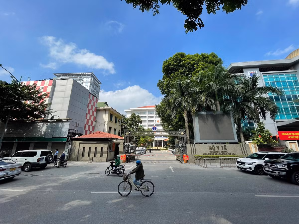 Trước đó, hồi tháng 9/2019, trong phiên tòa xét xử vụ án mua bán thuốc ung thư giả xảy ra tại Công ty VN Pharma, tòa đã triệu tập Thứ trưởng Bộ Y tế Trương Quốc Cường tham gia phiên tòa với tư cách người có quyền lợi nghĩa vụ liên quan. 