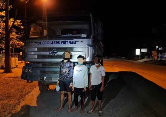  Thiếu niên 15 tuổi trộm xe tải, rủ thêm 2 người khác đi phụ xe: Alăng Thuận (15 tuổi, ngụ huyện Đông Giang, Quảng Nam) đã lấy trộm xe tải ở huyện Đại Lộc, sau đó rủ thêm hai người khác đi phụ xe nhưng bị Công an bắt quả tang. Ngày 4/11, Công an huyện Đại Lộc cho biết đã khởi tố Thuận để điều tra về hành vi trộm cắp tài sản. (Thuận bên phải) 