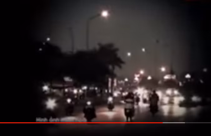 Tối 18/10/2019, Thắng đi từ Vĩnh Phúc xuống Hà Nội bằng xe buýt, trong túi thủ sẵn một con dao. Xuống đến Hà Nội, Thắng điện thoại cho Huyền ra đón rồi rủ Huyền sang cánh đồng vắng vẻ tại xã Kim Chung bằng xe máy của Huyền để tâm sự. 