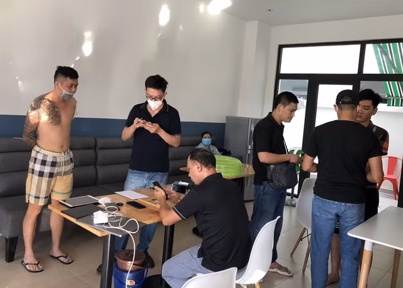 Theo nhà chức trách, "ông trùm" của đường dây này là Phạm Công Anh (SN 1979, TP.Lạng Sơn, Lạng Sơn). "Ông trùm" cùng đồng bọn tổ chức đánh bạc và đánh bạc trên trang web boc.fan. Trang web trên cung cấp dịch vụ trò chơi trực tuyến đổi thưởng có tính chất cờ bạc, gồm nhiều trò chơi như tiến lên miền Nam, poker, tài xỉu, xóc đĩa, bắn cá, xổ số…