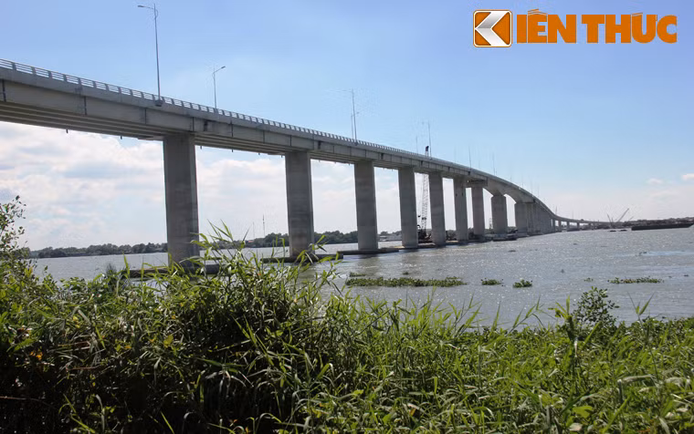  Cầu dài 2,6km (phần cầu băng sông dài 2,4km)...