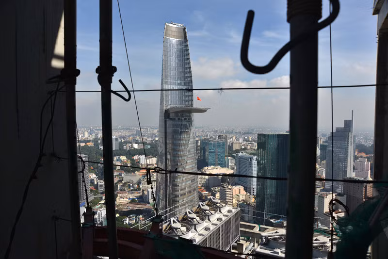 Trong đó, Viva Land tiền thân là Công ty Cổ phần Cirius Power, được thành lập vào giữa tháng 5/2019, do bà Nguyễn Thị Kim Khánh làm tổng giám đốc. Cơ cấu cổ đông sáng lập bao gồm: Nguyễn Thị Kim Khánh (sở hữu 30%), Dương Thị Hạnh (sở hữu 20%) và Nguyễn Thị Ngọc Mai (sở hữu 25%).