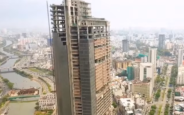 Chủ đầu tư ban đầu của Saigon One Tower là Công ty Cổ phần Sài Gòn One Tower. Đây là liên doanh giữa Công ty Cổ phần M&amp;C - Tổng công ty Du lịch Sài Gòn (Saigontourist) - Công ty TNHH Đất Thủ đô; sau đó có sự tham gia của các nhóm cổ đông nhóm cổ đông gồm Ngân hàng TMCP Đông Á (DongA Bank) gồm DongA Bank, Công ty TNHH Chứng khoán DongA Bank, Công ty Cổ phần Vàng bạc Đá quý Phú Nhuận (PNJ).