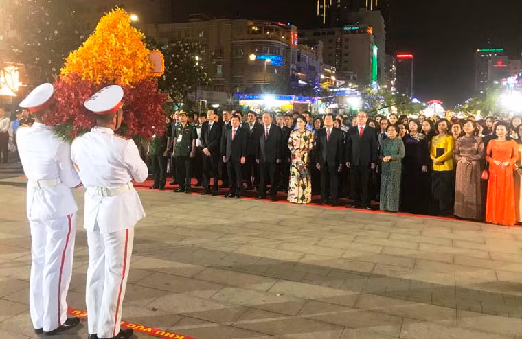 Trước khi khai mạc đường hoa, các vị lãnh đạo đã làm lễ dâng hoa lên Tượng đài Chủ tịch Hồ Chí Minh kính yêu.