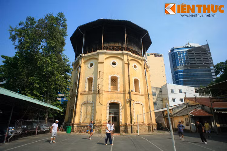 Tháp mang phong cách kiến trúc Pháp, được xây làm ba tầng, trong đó tầng 3 là nơi đặt bể nước, có lan can bao quanh. Chân tháp được ốp đá với một cổng vào.