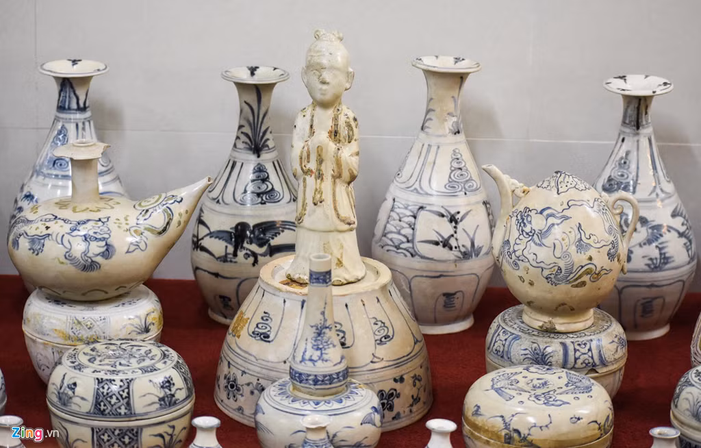 Tượng gốm sứ "cô gái quý tộc" trong con tàu chìm ở vùng biển Cù Lao Chàm. Các chuyên gia khảo cổ học nhận định bức tượng mô tả một cô gái họ Bùi ở làng gốm Chu Đậu (Hải Dương) xưa.