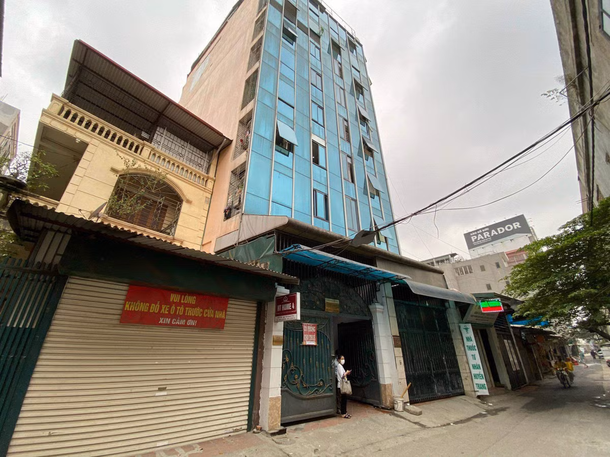 Theo hồ sơ vụ án, ngày 15/4/2022, một người bạn của chị D.T.H. (35 tuổi, quê Hòa Bình) sau khi liên lạc bằng điện thoại không được đã tới căn phòng trọ của chị H. ở tầng 2 một chung cư mini trên địa bàn phường Quan Hoa, quận Cầu Giấy, Hà Nội. 