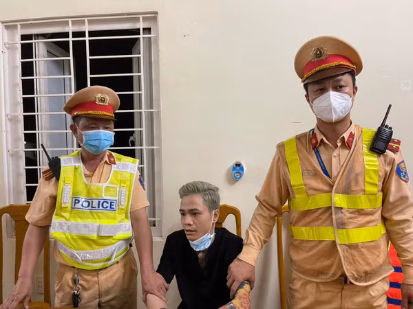 Trên đường bỏ trốn vào TP HCM, Vinh bị công an phát hiện, bắt giữ tại địa phận tỉnh Quảng Bình. Quá trình điều tra, Vinh thừa nhận sát hại chị H., anh ta cũng khai vứt 2 điện thoại của nạn nhân xuống sông Hồng, chiếc Iphone 12 còn lại, Vinh bán được hơn 10 triệu đồng. (Ảnh: Người lao động) 