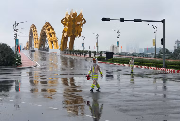 Nhiều tuyến đường ở thành phố Đà Nẵng được phong tỏa hoàn toàn để đón đoàn các nguyên thủ quốc gia đến dự APEC vào trưa 8/11.